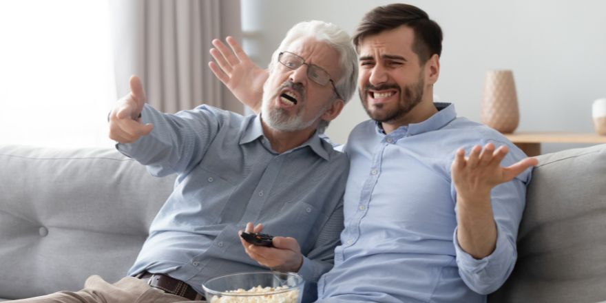 dziadek i wnuk przed telewizorem
