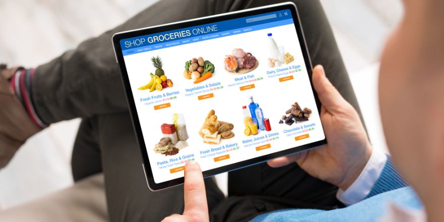 Kupowanie jedzenia w sklepach online i stacjonarnie