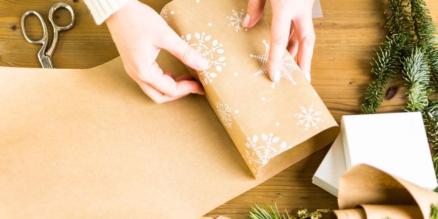 Instrukcja pakowania prezentu za pomocą papieru